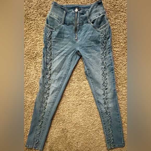 Venus brand Woman size 4 Lace up sides Zipper closure. Great condition No flaws - Picture 1 of 15